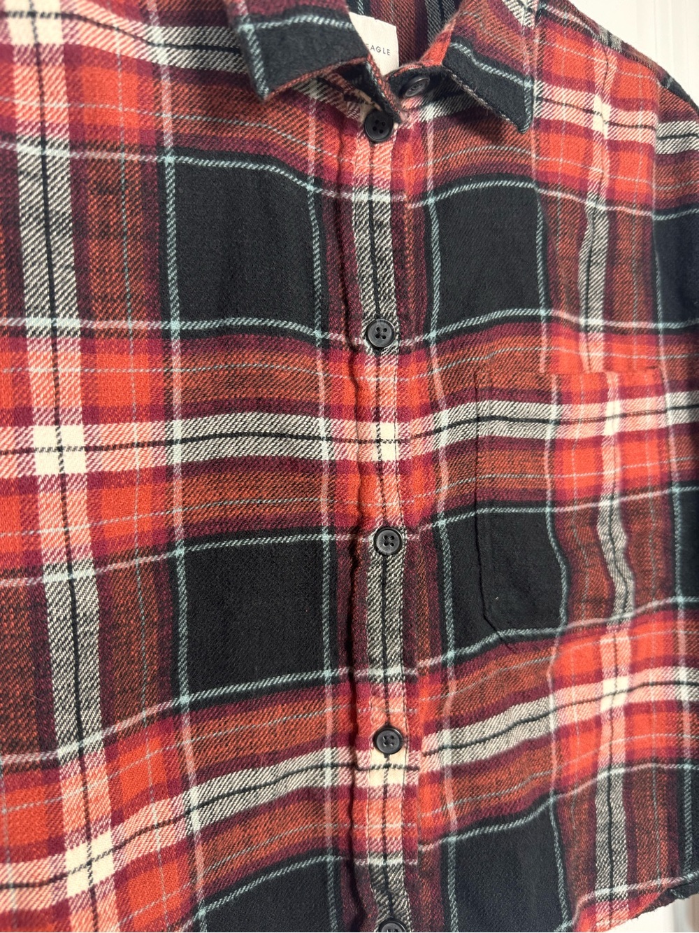 American Eagle Red and Black Plaid Cropped Flannel 100% Cotton Shirt Size S - Picture 3 of 6